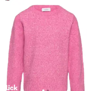Säljer min fina tröja i rosa från veromoda🥰 säljer den då den e för liten. Bra skick men lite knopprig därav pris. Skriv för fler frågor eller bilder🩷🩷🩷