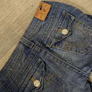 True religion jeans - Galet snygga true religion jeans som tyvärr är för stora för mig🥲ganska använda men det enda som märks är lite på true religion lappen (syns på förstabilden)och att någon liten pärla på knappen fram har åkt av. Verkligen så fina!!Lowwaist & bootcut💕