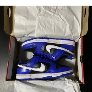 Nike dunk blå - Använd då och då, ända felet är de vita på baksidan, vilket ingen lägger märke till.