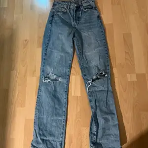 Blå jeans med hål♥️ Regular Wide♥️ Midja: 26 Längd: 32 ♥️♥️♥️