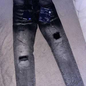 Dsquared2 jeans  - Säljer dsquardes2 jeans. Pris:899kr Helt äkta QR scan ingår. Använda ett par gånger. Storlek:S Funkar bra på M Möts upp i Stenungsund kan även frakta!