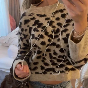 Stickad leopard tröja  - Jättefin leopard tröja! Den är i storlek s och har inga defekter, säljer för 240  vid snabbt köp❤️