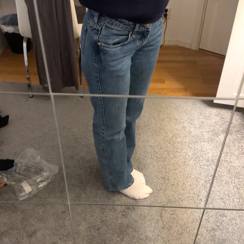 Low waist, mörkblå jeans från Weekday. Storlek 26/32 vilket motsvarar 34/36. Säljer pga att de ej används längre!! Väldigt bra kvalitet, kontakta mig vid frågor💕. Jeans & Byxor.