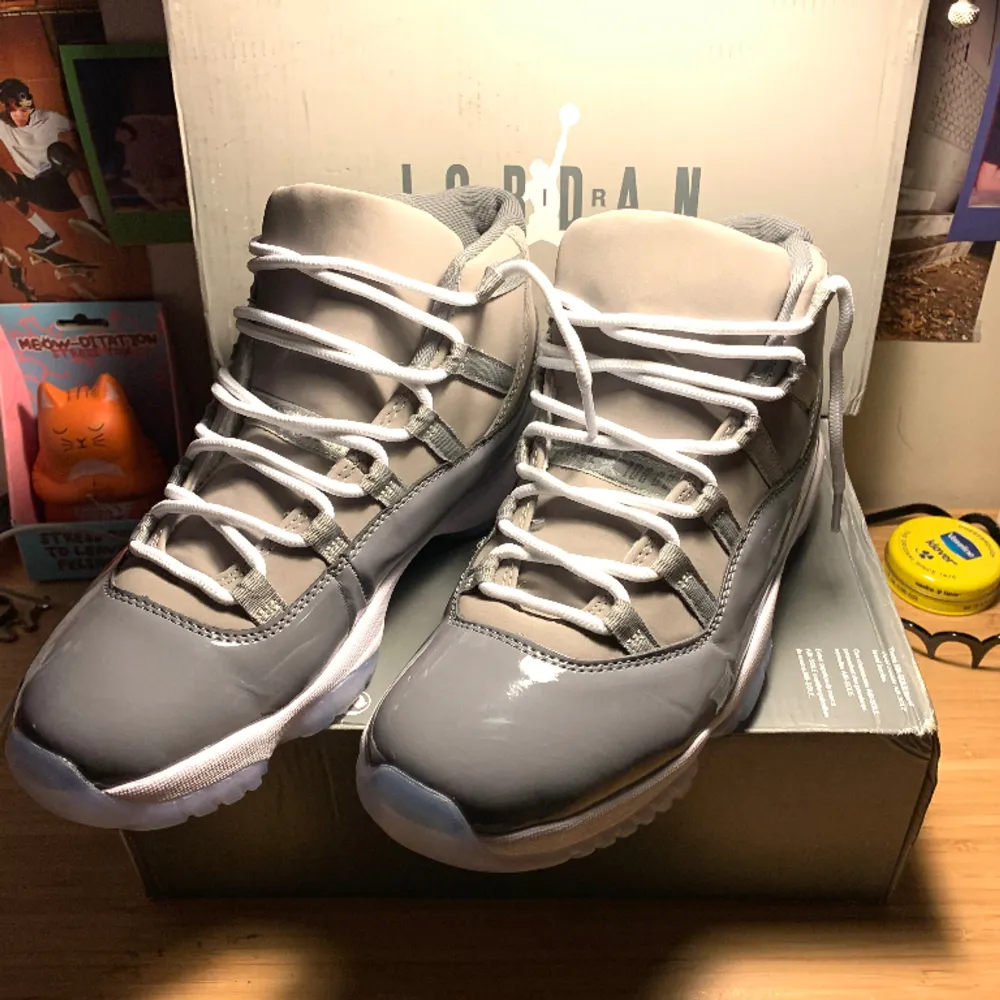 Ett Jordan 11 cool grey skor som är helt oanvända och äkta! Kommer även i originalbox. Nypris: 4500kr. Skriv privat vid intresse!. Skor.
