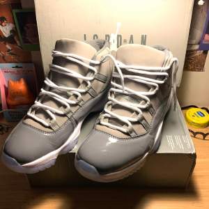 Ett Jordan 11 cool grey skor som är helt oanvända och äkta! Kommer även i originalbox. Nypris: 4500kr. Skriv privat vid intresse!