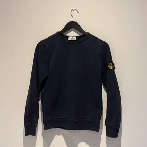 Säljer min Stone island tröja i Junior storlek. Passar mig som är 170 ca men endast lite kort i armarna med dom utsträckta. Köpt för 1599kr på NK. Har äkthetsbevis. Skriv för frågor och priset är inte hugget i sten. Skick 9/10