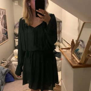 Hm klänning strl s - Säljer denna maje inspirerande klänningen från hm! Strl s