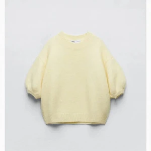 Stickad tröja - Säljer stickad tröja från zara. Nypris 399