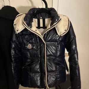 Moncler jacka - Vill sälja min moncler jacka då den är lite för liten på mig. kod finns! Skriv om ni undrar över något eller vill ha fler bilder, kan diskutera priset vid snabb affär🩷🎀