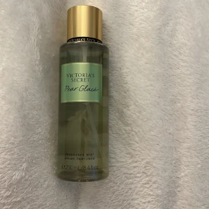 Vicyorias secret parfym pear glace - Luktar super gott, bara anänd 1 gång så helt full. Köpt på lyxpulse för 250kr säljer för 199kr. 