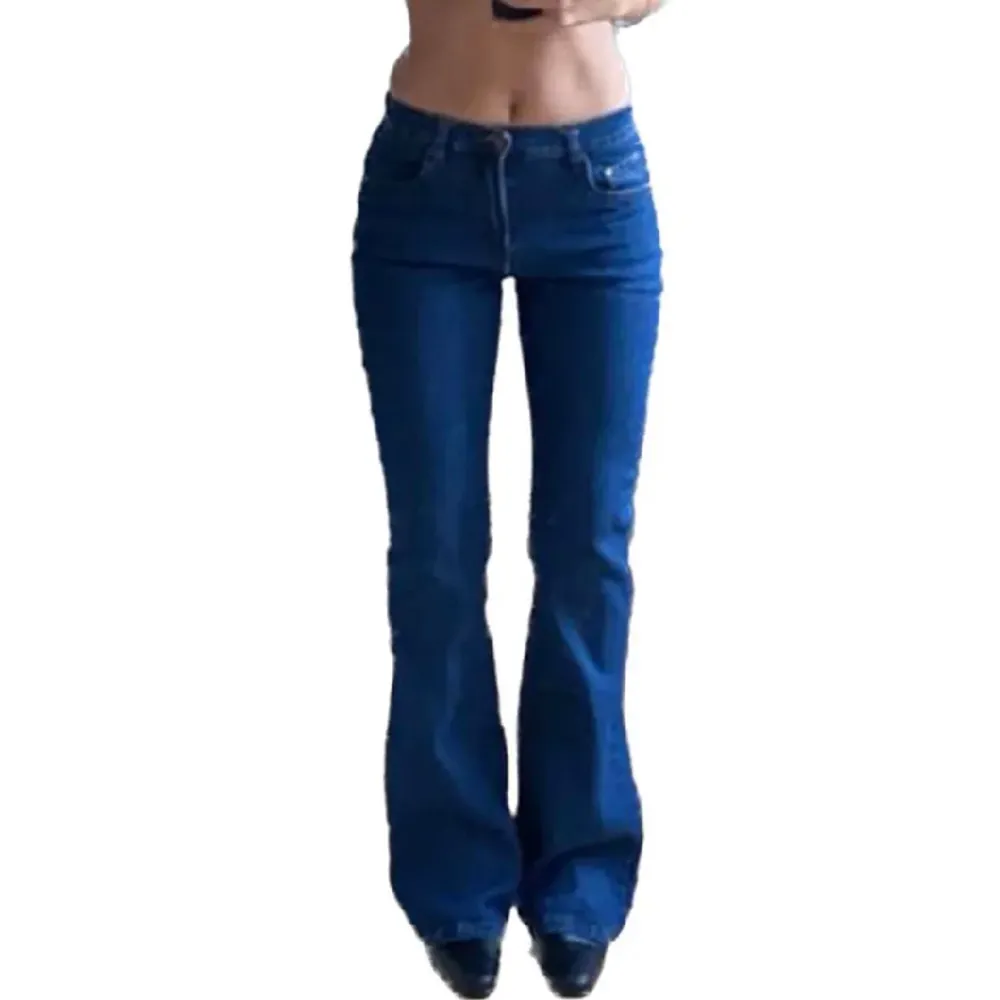 Medelhöga/lowwaist jeans, svårt att avgöra, inte jättelågmidjade men inte hägmidjade heller. Passar st 38, lite stretch. Slitningar längst ner! Skicka för bild. Farkut & Housut.