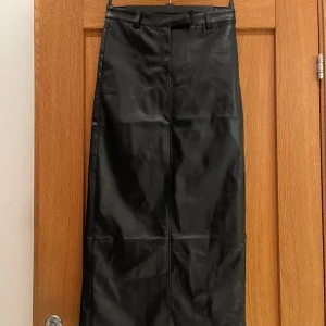 Skinnkjol med slits - Skitsnygg skinnkjol från Gina som tyvärr var för stor för mig. Den har en slits där bak och sitter lågmidjat. Helt ny med lappen kvar