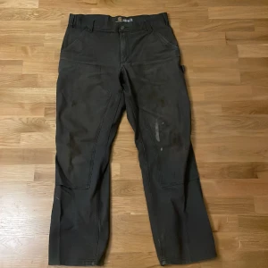 Carhartt byxor - Gamla och slitna Carhartt double knee byxor Relaxed fit Storlek: 36 x 32