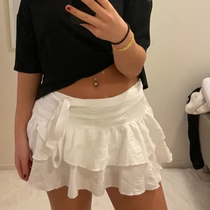 Vit kjol - Den här gulliga kjolen är i storlek s, säljer den för att den aldrig har kommit till användning. Lite kort men den har bekväma shorts under🩷