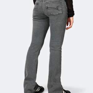 Lågmidjade bootcut jeans från junkyard. Använt fåtal gånger därför superfint skick! Midjemått: 80cm Utsida ben: 103cm