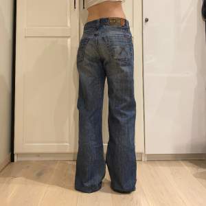 baggy jeans med midja 86 cm o innerben 90 ja e 170 för referens 