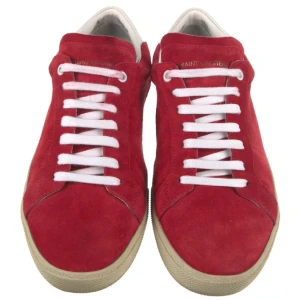 Saint Laurent  - Tja säljer nu dessa röda Saint Laurent skorna för endast 2300kr skorna är i storlek 40 och är i 9.7/10 i skick