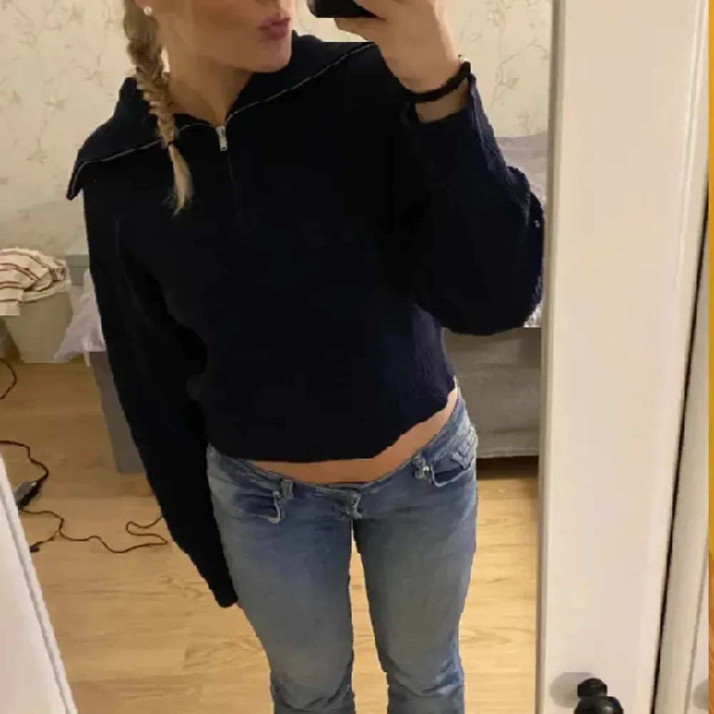 Marinblå srickad tröja med quarter zip får Monki. Superfint skick och bra kvalitet, inte alls nopprig. Nypris 399kr💙💙. Stickat.