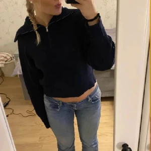 Stickad tröja  - Marinblå srickad tröja med quarter zip får Monki. Superfint skick och bra kvalitet, inte alls nopprig. Nypris 399kr💙💙