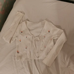 Långärmad Kofta  - En tunn och somrig kofta i storlek S som man knyter ihop. 🌸 Jag kan inte knyta den över bröstkorgen och har D-kupa 🤍 / Ingrid 💫