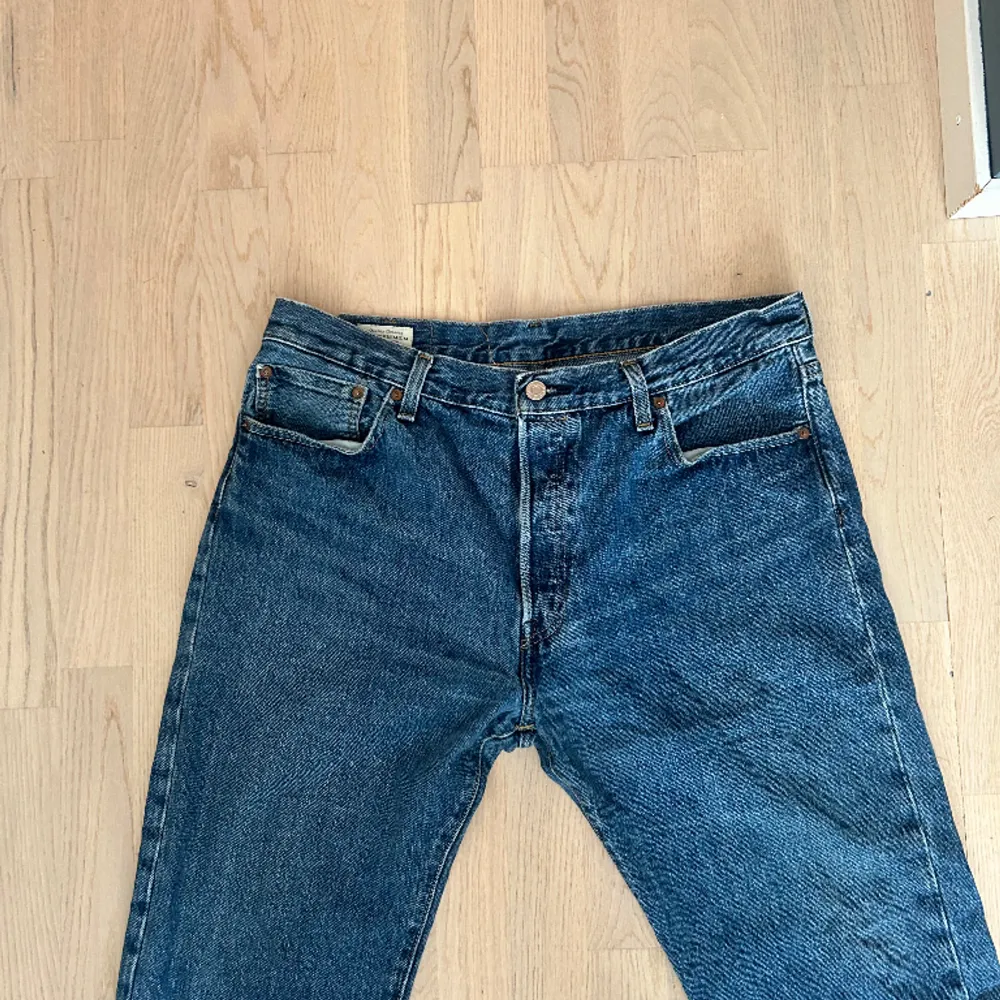 Jättesnygga Levis 501 premium jeans. De är köpta second hand och är i ett jättefint skick, de passar både män och kvinnor i storlek W36 L30. Jeans & Byxor.