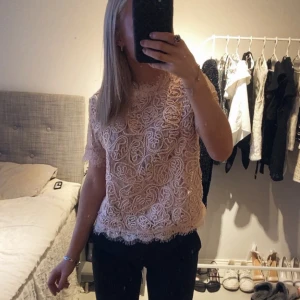 Spets topp Zara - Fin topp från Zara använd ca 2 gånger💞 Storlek M men passar xs/s skulle jag säga.