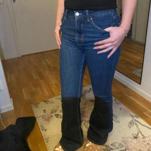 Bootcut jeans i väldigt bra skick från Bershka. Endast använda ca 5 ggr. 💗