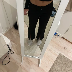 Svarta kostymbyxor - Detta är ett par mid/high Rise kostymbyxor med slits nere på båda benen dem har fin passform och passar bra till det mesta❤️❤️❤️