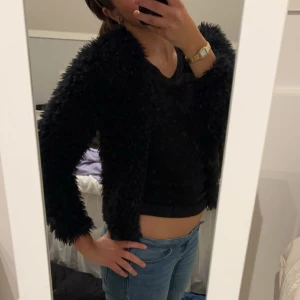 Pälsjacka - Detta är en pälsjacka från gina tricot i storlek xxs. Jag säljer den pågrund av att den har blivit förliten, men den är fortfarande super fin och användbar.(fejkpäls)❤️❤️