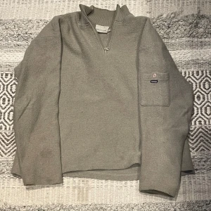 Fleece Tröja - Skön enkel fleece tröja, väldigt skön nu när det är kallt och passar bra i storlek, passar mig som är 183 lång bär på storlek M 