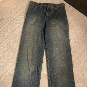 Jättefina jeans köpta på secondhand som tyvärr är för korta för mig i benen skulle säga att dem blir baggy om man är väldigt kort annars är dem raka 