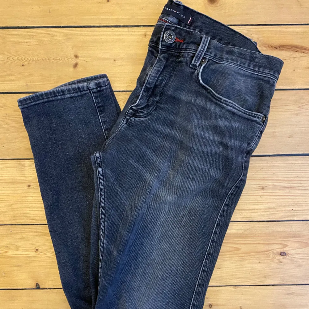 Säljer nu dessa riktigt sköna slimfit Tommy hilfiger jeans. De är näst intill nyskick utan defekter och nypris ligger runt 1800kr. Strlk 32 men sitter som 31. Dm vid fler frågor.. Jeans & Byxor.