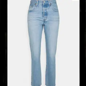 Helt oanvända/nya Levis jeans i modellen 501 straight leg. Helt slutsålda på hemsidan. Säljer då de aldrig kommit till användning. Köpta för 1250kr men säljer för 550. De sitter jättefint. Storlek 23/30. Vid frågor/intresserad skriv gärna❤️