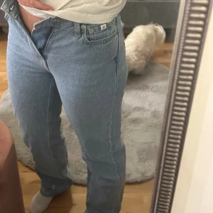 Jeans  - Jag säljer dessa fina ljusblåa jeans då dom inte kommer till användning längre. Men relativt myxket använda förut. Säljer då dom är för små för mig i midjan. Den ända ” felet ” på dem är att de hänger ut en liten tråd som man kan se på sista bilden❤️