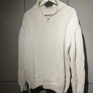 Zara halfzip - Vit zara halfzip i storlek M. Använd endast ett par gånger då den är lite liten för mig