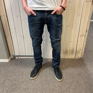 Nudie Jeans Grim Tim - Nudie Jeans | Storlek 30/34 | Skick 8/10, liten missfärgning på märket där bak men syns ej när man har skärp | Nypris 1700kr Modellen på bilden är 182cm och bär vanligtvis runt 32/32!