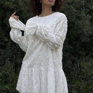 Vit klänning - Säljer denna jättefina oanvända klänningen från NA-KD i storlek 40🌟