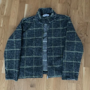 Our Legacy - Shrunken Zip Polo. Croppad för mycket för mig