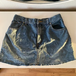Jeans kjol  - Perfekta kjolen till sommar! Storlek 34 men jag skulle säga passar alla som är 32-36.