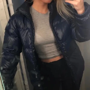 Jacka - Jacka som jag köpte på Plick men jag var inte nöjd med hur den satt, den har inga yttre skador men den har heller inga fickor. Bilderna är lånade från den som jag köpte varan av:)