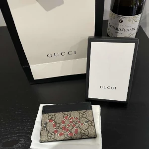 Gucci Korthållare - Hej, säljer en Gucci Snake Korthållare! Den är i super fint skick med inga flaws! Ny pris 2640kr mitt pris är 1199kr! Box och påse medföljer vid köp!  Hör av er vid intresse & frågor! 