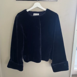 Jacka - Fluffig jacka från NA-KD i mörkblå färg. Som ny! Vida ärmar😍 Jackan är i 38 men skulle säga att den definitivt passar en 36 också. 