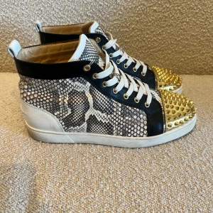 Loubs unika - Unika high top loubs i jättebra skick alla spikar finns på. Hör av dig för mer info  Snabb leverans 🚚