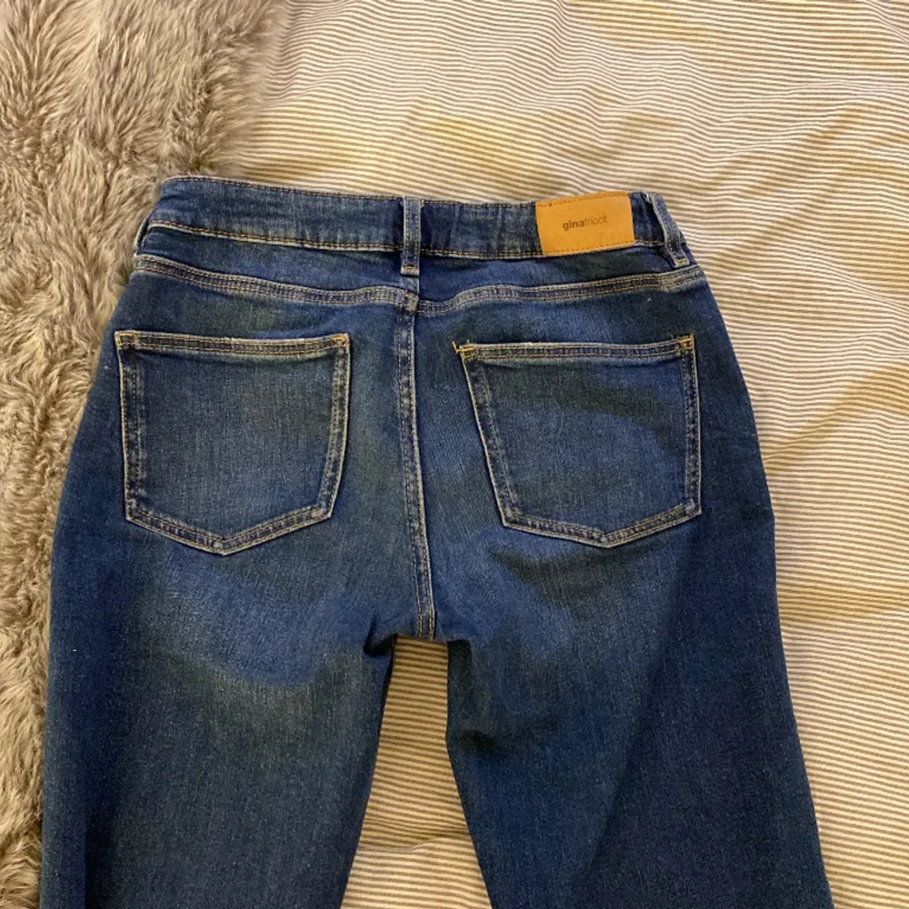 säljer nu mina mörkblåa bootcut jeans ifrån gina tricot young. byxorna är för små för mig som är runt 165cm💗 de är använda ett fåtal ggr och tvättas innan frakt. kommer från rökfritt hem men har pälsdjur💗 köpta för 299kr men säljer för 150kr💗. Jeans & Byxor.