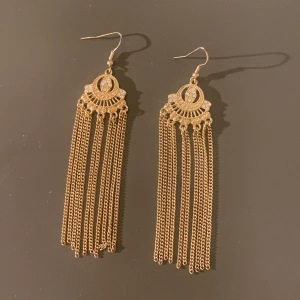 Örhängen  - Guldfärgade örhängen