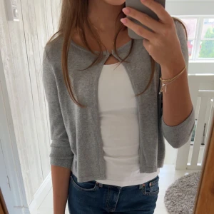 Kofta - Grå kofta med trekvartsärmar, använd fåtal gånger så i bra skick💗