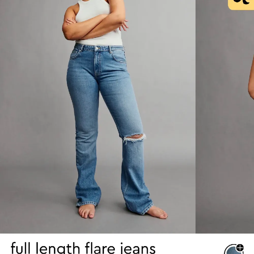 Säljer mina Gina jeans med hål i ena benet då dom inte kommer till användning längre💗(skriv privat för mer bilder). Jeans & Byxor.