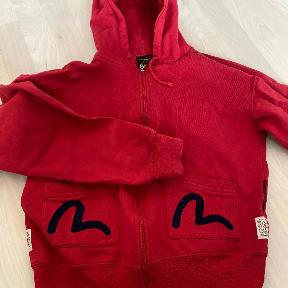 röd vintage evisu hoodie i bra skick!! 💘. Hoodies.