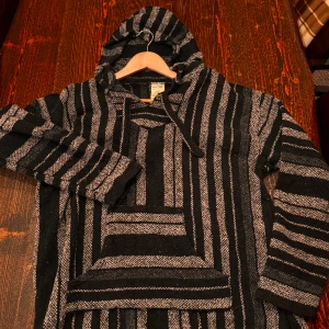 Peyote Hoodie ”drugrug” - Peyote Hoodie ”drugrug” i storlek XL. Oanvänd och i perfekt skick. Köpt i usa 🇺🇸 2022, grey on black. Stickat material. Sjukt bekväm och gosig. 