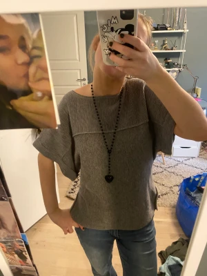 Stickad t-shirt - Jättefin stickad t-shirt med lite bredare ärmar. Snyggt att ha typ lite på axeln🥰🥰